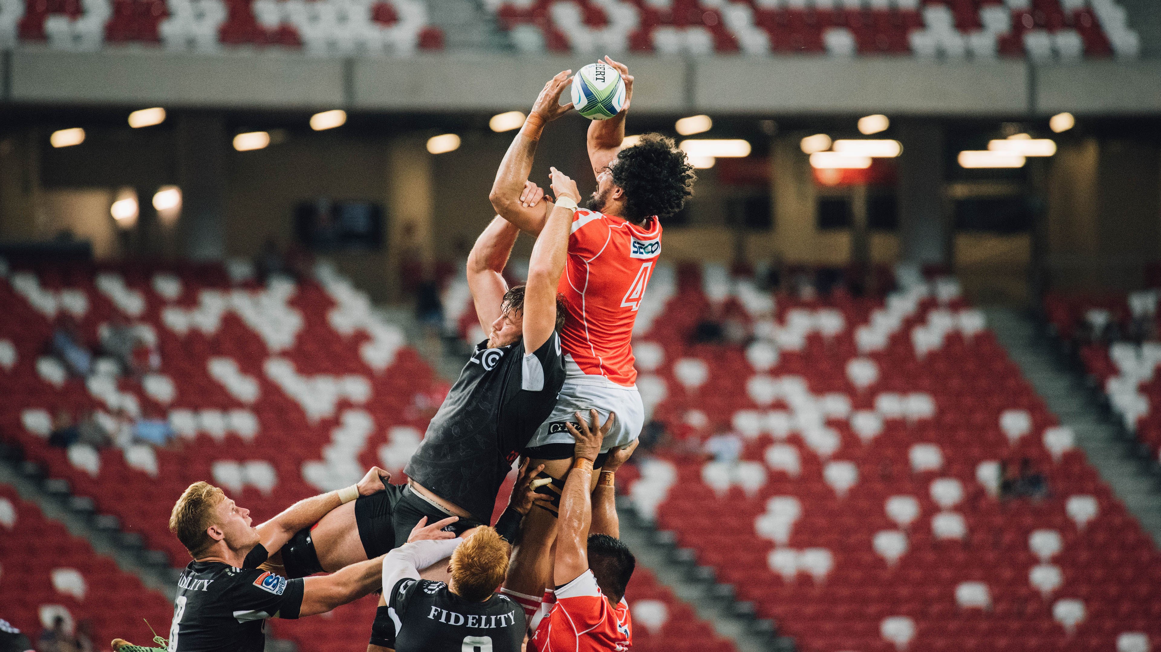 “飞盘：三叉湖田径场上的空中激情与极限对抗”